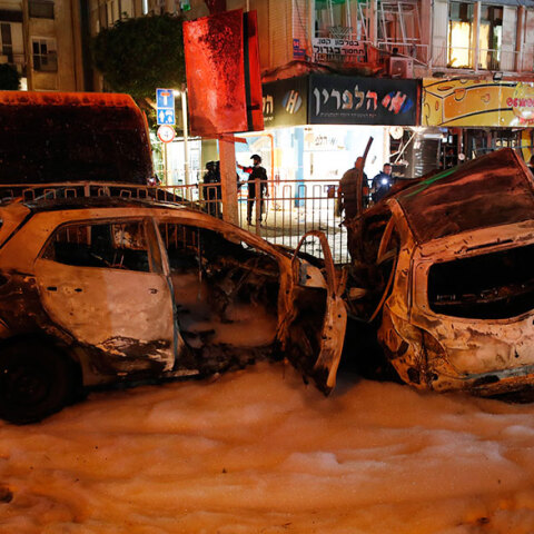 Τελ Αβίβ: Κατεστραμμένα αυτοκίνητα από ρουκέτες της Χαμάς στο προάστιο Χολόν