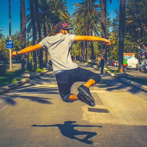 Νέος που χοροπηδάει