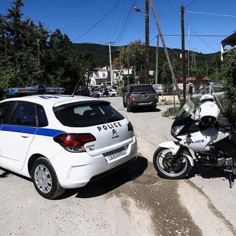 ΝΕΚΡΗ ΝΕΑΡΗ ΓΥΝΑΙΚΑ ΔΙΠΛΑ ΣΤΟ ΜΩΡΟ ΤΗΣ ΚΑΙ ΤΟΝ ΔΕΜΕΝΟ ΑΝΔΡΑ ΤΗΣ ΣΤΑ ΓΛΥΚΑ ΝΕΡΑ