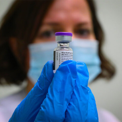 Εμβολιασμός - Ελλάδα: Υγειονομικός κρατά φιαλίδιο με εμβόλιο της Pfizer