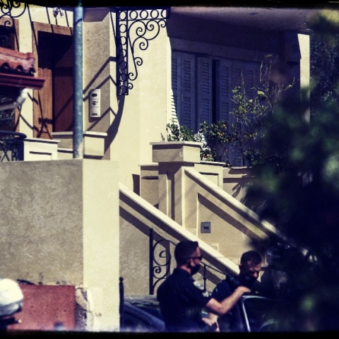 Νεκρή νεαρή γυναίκα δίπλα στο μωρό της και τον δεμένο σύζυγό της στο σπίτι τους στα Γλυκά Νερά