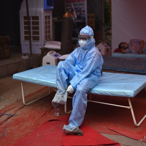 Ινδία - Υγειονομικός φορά τη στολή προστασίας από τον κορωνοϊό