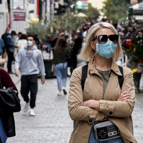 Κορωνοϊός - Αττική: Γυναίκα με μάσκα και μαύρα γυαλιά στην Ερμού (ΦΩΤΟ ΑΡΧΕΙΟΥ) - Τα νέα κρούσματα ανακοίνωσε ο ΕΟΔΥ την Τετάρτη 12 Μαΐου 2021