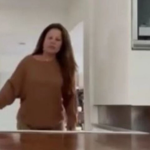 Σκυλί τρομάζει την ιδιοκτήτριά του