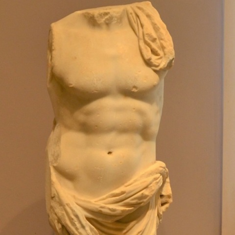 Γυμνός κορμός ανδρικού αγάλματος, πιθανόν του Κλαυδίου, του τύπου του Ηγεμόνος των ελληνιστικών χρόνων, με ιμάτιο γύρω από την μέση και τον αριστερό ώμο. Βρέθηκε στην Κακή Σκάλα Κεφάλου. Γύρω στο 220 π.Χ.