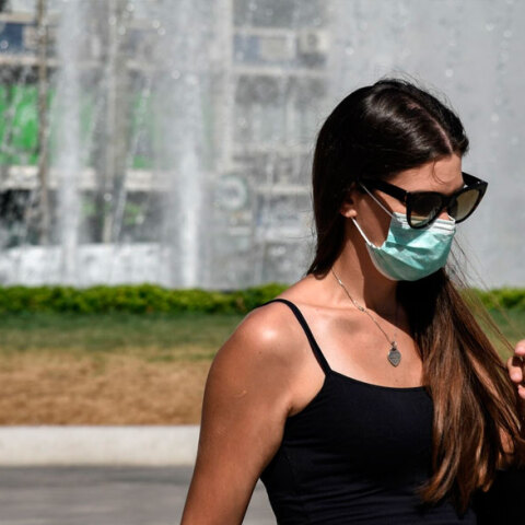 Αττική - Κορωνοϊός: Κοπέλα με μάσκα στην Ομόνοια (ΦΩΤΟ ΑΡΧΕΙΟΥ) - Ο ΕΟΔΥ ανακοίνωσε την Πέμπτη 13 Μαΐου 2021 τα νέα κρούσματα