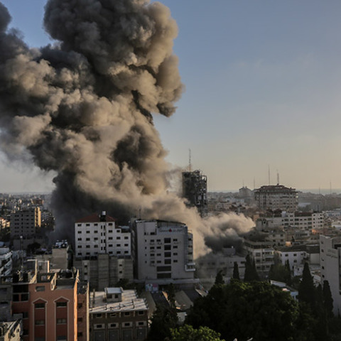 Η ισραηλινή πολεμική αεροπορία βομβάρδισε δεκαώροφο κτίριο που φιλοξενούσε τα γραφεία του τηλεοπτικού σταθμού Αλ Άκσα, που δημιουργήθηκε πριν από μερικά χρόνια από τη Χαμάς