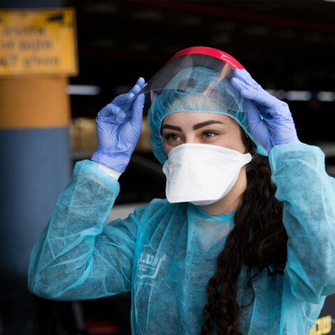 Υγειονομικός με μάσκα για τον κορωνοϊό