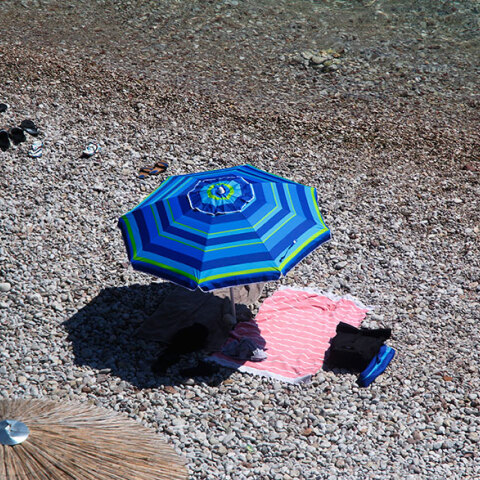 Ομπρέλες και πετσέτες σε παραλία (ΦΩΤΟ ΑΡΧΕΙΟΥ) - Στις 15 Μαΐου 2021 το άνοιγμα του Τουρισμού