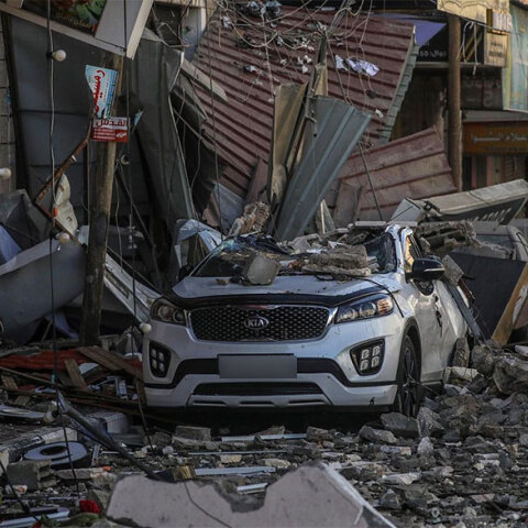 Ερείπια κτιρίου έχουν καταπλακώσει αυτοκίνητο στη Γάζα μετά την επιδρομή από ισραηλινά μαχητικά - Είχε προηγηθεί «βροχή» από ρουκέτες της Χαμάς