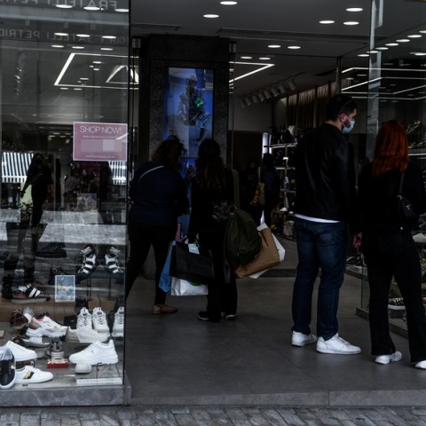 Πολίτες σε βιτρίνες καταστημάτων