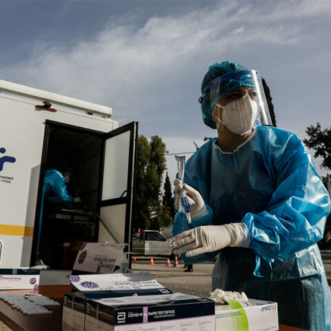 Αττική: Υγειονομικός με μάσκα για τον κορωνοϊό διενεργεί rapid test