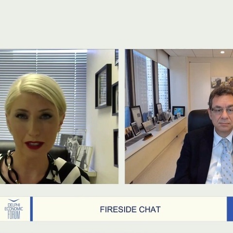 Η Σία Κοσιώνη και ο Άλμπερτ Μπουρλά κατά τη συζήτηση στο Οικονομικό Φόρουμ των Δελφών