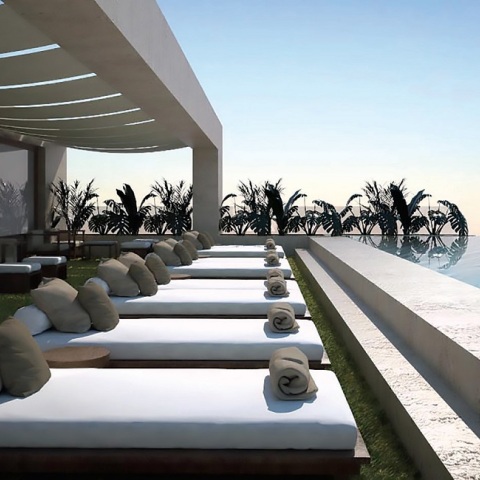 Ξαπλώστρες σε rooftop ξενοδείου με infinity πισίνα μπροστά τους