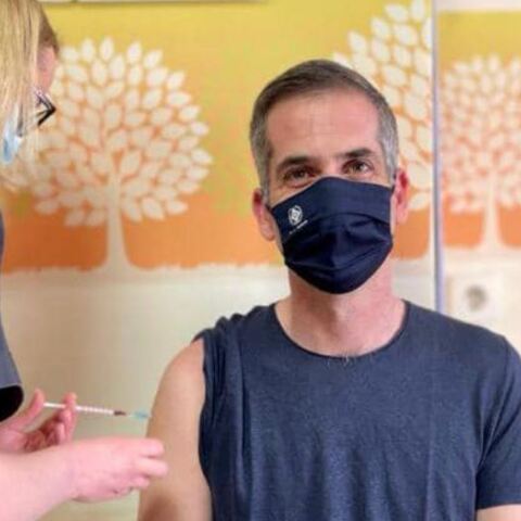 Εμβολιάστηκε ο Κώστας Μπακογιάννης