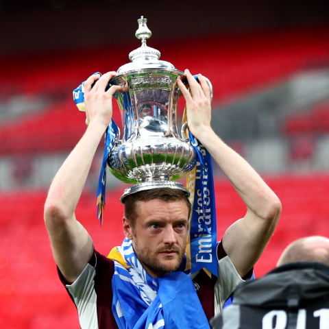 Ο Τζέιμι Βάρντι με την κούπα του FA Cup στο κεφάλι