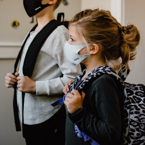 Μαθητές με μάσκα στο σχολείο