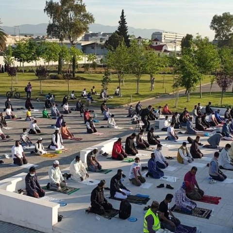 Μουσουλμάνοι φορώντας μάσκες και τηρώντας τις αποστάσεις γιορτάζουν τη λύση του Ραμαζανίου στο Τέμενος της Αθήνας