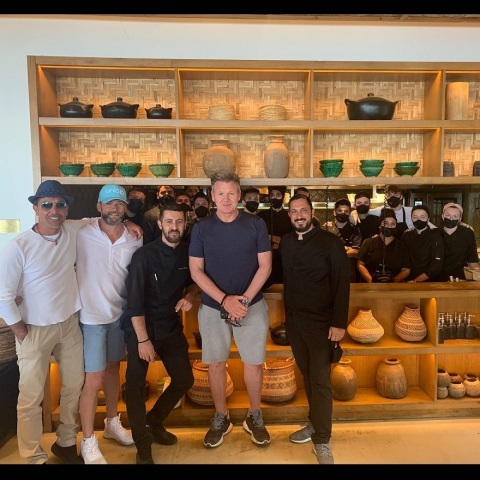 Ο Γκόρντον Ράμσεϊ φωτογραφίζεται με την ομάδα εστιατορίου στην Αθήνα