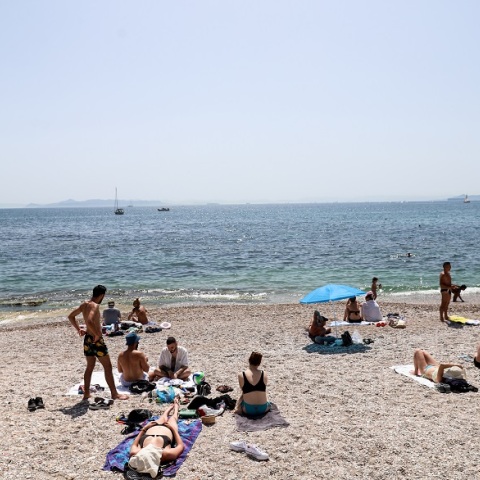 Πολίτες απολαμβάνουν το μπάνιο τους στη θάλασσα