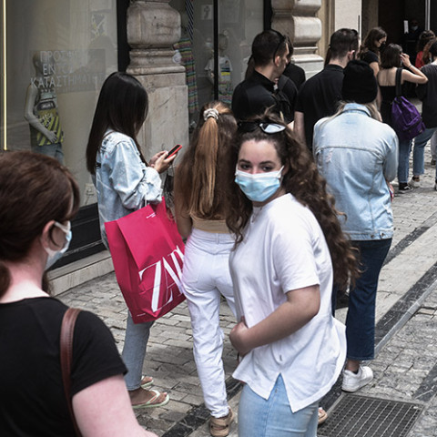 ΚΙΝΗΣΗ ΣΤΑ ΕΜΠΟΡΙΚΑ ΚΑΤΑΣΤΗΜΑΤΑ ΤΗΣ ΟΔΟΥ ΕΡΜΟΥ