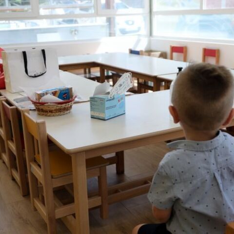 Παιδί σε τάξη νηπιαγωγείου 