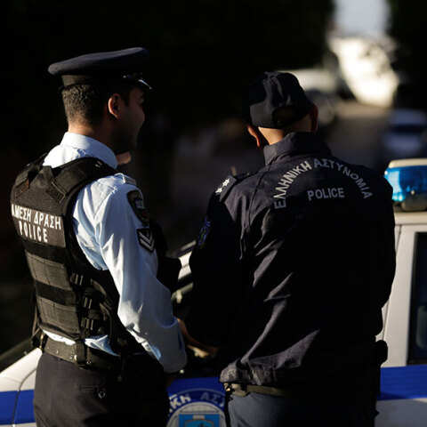 Αστυνομικοί έξω από περιπολικό (ΦΩΤΟ ΑΡΧΕΙΟΥ) - Διαρρήκτες μπήκαν στο σπίτι ποδοσφαιριστή στην Κηφισιά