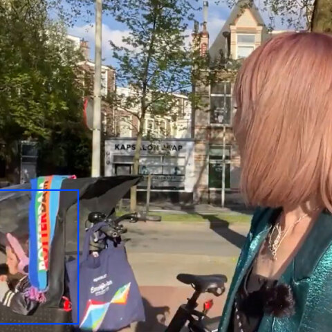 Η δημοσιογράφος του BBC Άννα Χόλιγκαν προσπαθεί να κάνει ρεπορτάζ για τη Eurovision 2021, έχοντας την κόρη της μαζί