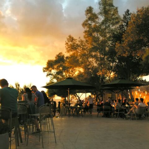 Πράσινη Τέντα, το στέκι στον λόφο του Λυκαβηττού και πάλι ανοιχτό