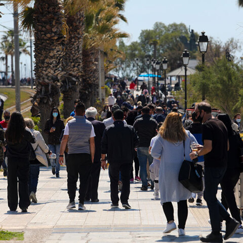 Φλοίσβος: Πολίτες κάνουν βόλτα στην παραλιακή (ΦΩΤΟ ΑΡΧΕΙΟΥ) - Ο καθηγητής Σαρηγιάννης αναμένει αύξηση στα νέα κρούσματα
