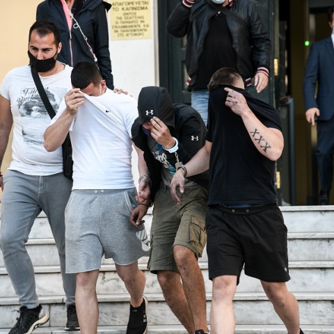 Στον Εισαγγελέα οδηγήθηκαν οι νεαροί που επιτέθηκαν στον ηλικιωμένο στην πλατεία της Νέας Σμύρνης