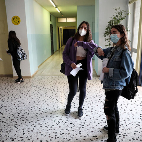 Μαθήτριες Λυκείου με μάσκα για τον κορωνοϊό (ΦΩΤΟ ΑΡΧΕΙΟΥ) - Δύο self test αυτήν την εβδομάδα για μαθητές και εκπαιδευτικούς ανακοίνωσε το Υπουργείο Παιδείας