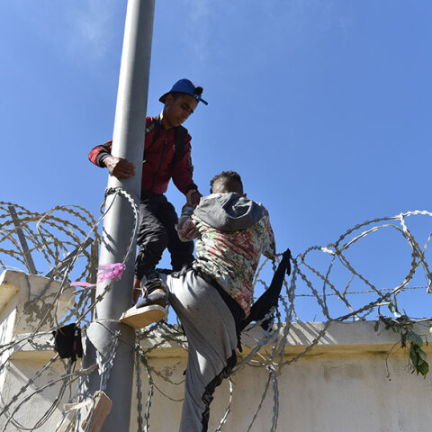 Μετανάστες ανεβαίνουν φράχτη στην προσπάθειά τους να φθάσουν στη Θέουτα, τον ισπανικό φύλακα στην Αφρική