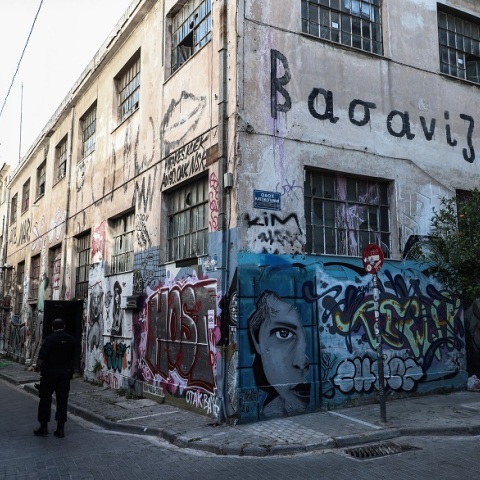 Επιχείρηση της Αστυνομίας για την εκκένωση του θεάτρου «Εμπρός»