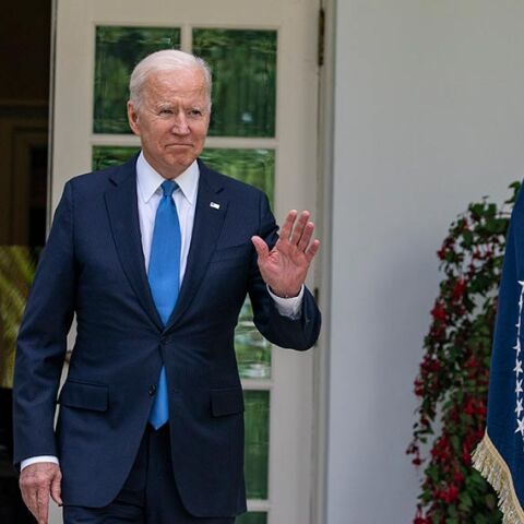 Ο αμερικανός πρόεδρος Τζο Μπάιντεν έξω από τον Λευκό Οίκο