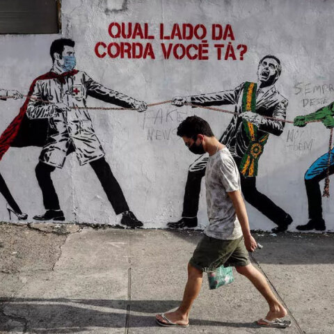 Βραζιλία: Άνδρας με μάσκα περνά μπροστά από γκράφιτι για τον κορωνοϊό - Δεύτερη παγκοσμίως σε συνολικά θύματα της πανδημίας Covid-19