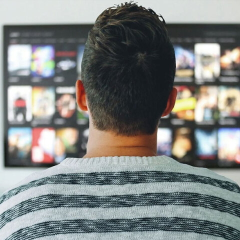 Τηλεθεατής μπροστά από ψηφιακή πλατφόρμα - Προβληματίζει τις εταιρείες ο «διαμοιρασμός λογαριασμών»