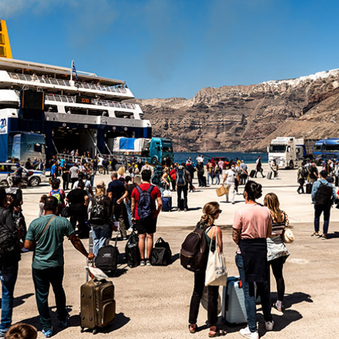 ΑΦΙΞΗ ΕΠΙΒΑΤΩΝ ΣΤΟ ΛΙΜΑΝΙ ΤΗΣ ΣΑΝΤΟΡΙΝΗΣ