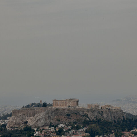 Ο καπνός από τη φωτιά στην Κορινθία έφθασε στην Αττική - «Χάθηκε» ο ορίζοντας πίσω από την Ακρόπολη