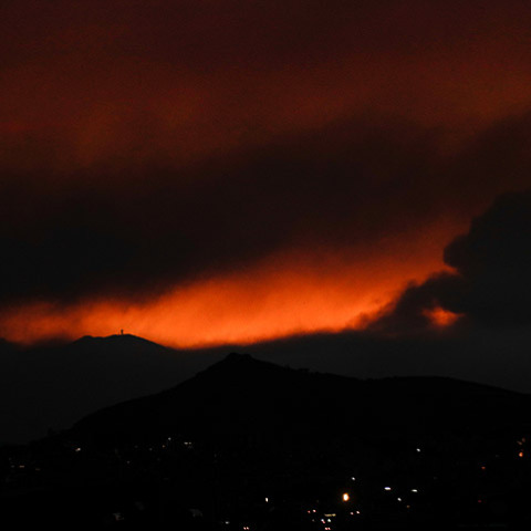 ΔΥΣΗ ΗΛΙΟΥ ΜΕ ΠΥΚΝΟ ΚΑΠΝΟ ΑΠΟ ΤΗΝ ΠΥΡΚΑΓΙΑ ΣΤΗΝ ΚΟΡΙΝΘΙΑ ΠΑΝΩ ΑΠΟ ΤΗΝ ΑΘΗΝΑ