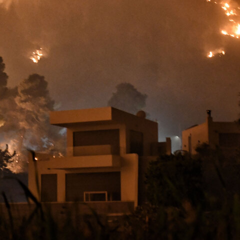 Φωτιά στην Κορινθία - Οι φλόγες μια ανάσα από κατοικία