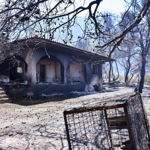Φωτιά στον Σχίνο Κορινθίας: Κάηκε σπίτι στον οικισμό Βαμβακιές