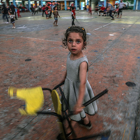 Μικρή Παλαιστίνια έχει καταφύγει στο σχολείο των Ηνωμένων Εθνών (ΟΗΕ), λόγω των συνεχιζόμενων ένοπλων συγκρούσεων στην πόλη της Γάζας
