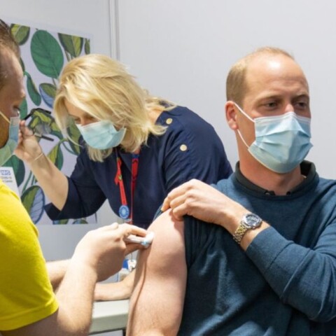 Ο Πρίγκιπας Ουίλιαμ τη στιγμή που λαμβάνει την πρώτη δόση του εμβολίου κατά του κορωνοϊού