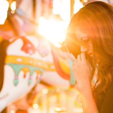 Κοπέλα με μαύρο τοπ και γυαλιά ηλίου σε λούνα παρκ