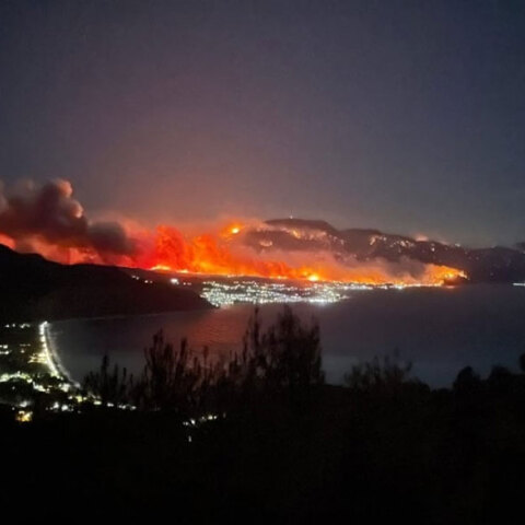 Φωτιά στην Κορινθία - Σε πύρινο κλοιό οικισμοί, καθώς η δασική πυρκαγιά έχει κάνει στάχτη το βουνό
