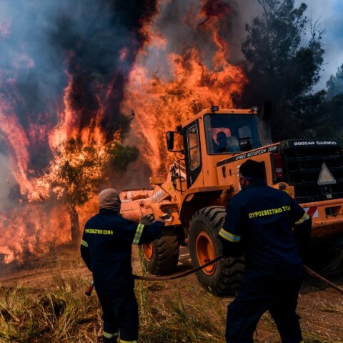 Καίει η φωτιά στο Σχίνο της Κορίνθου