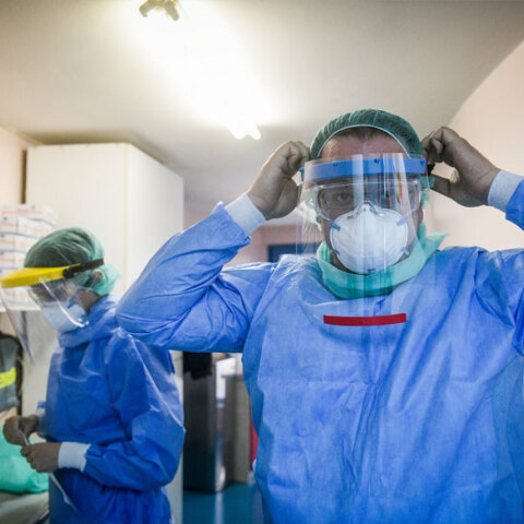 Υγειονομικός με μάσκα και προστατευτική στολή για τον κορωνοϊό στη ΜΕΘ νοσοκομείου αναφοράς Covid-19