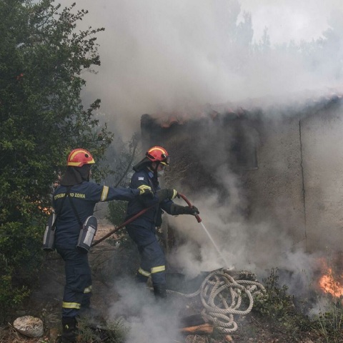 Πυροσβέστες σβήνουν τη φωτιά στον Σχίνο