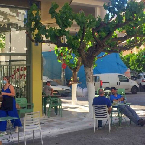 Στις «Μουριές» επί Κολωνώ, παλιό καφενείο με τέλειους μεζέδες